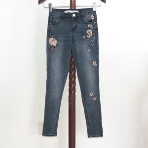 Tinseltown embroidered stretch denim skinny jeans